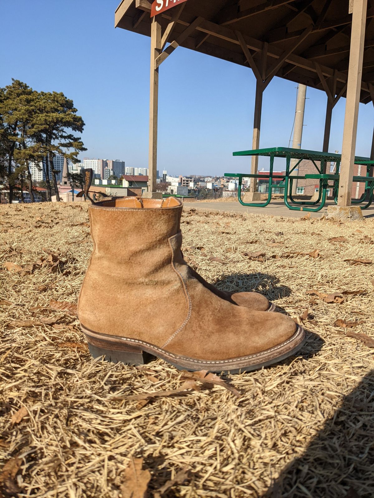 Photo by patinathunderdome on March 2, 2022 of the Rolling Dub Trio Gleaners Zip in Horween Natural Chromexcel Roughout.