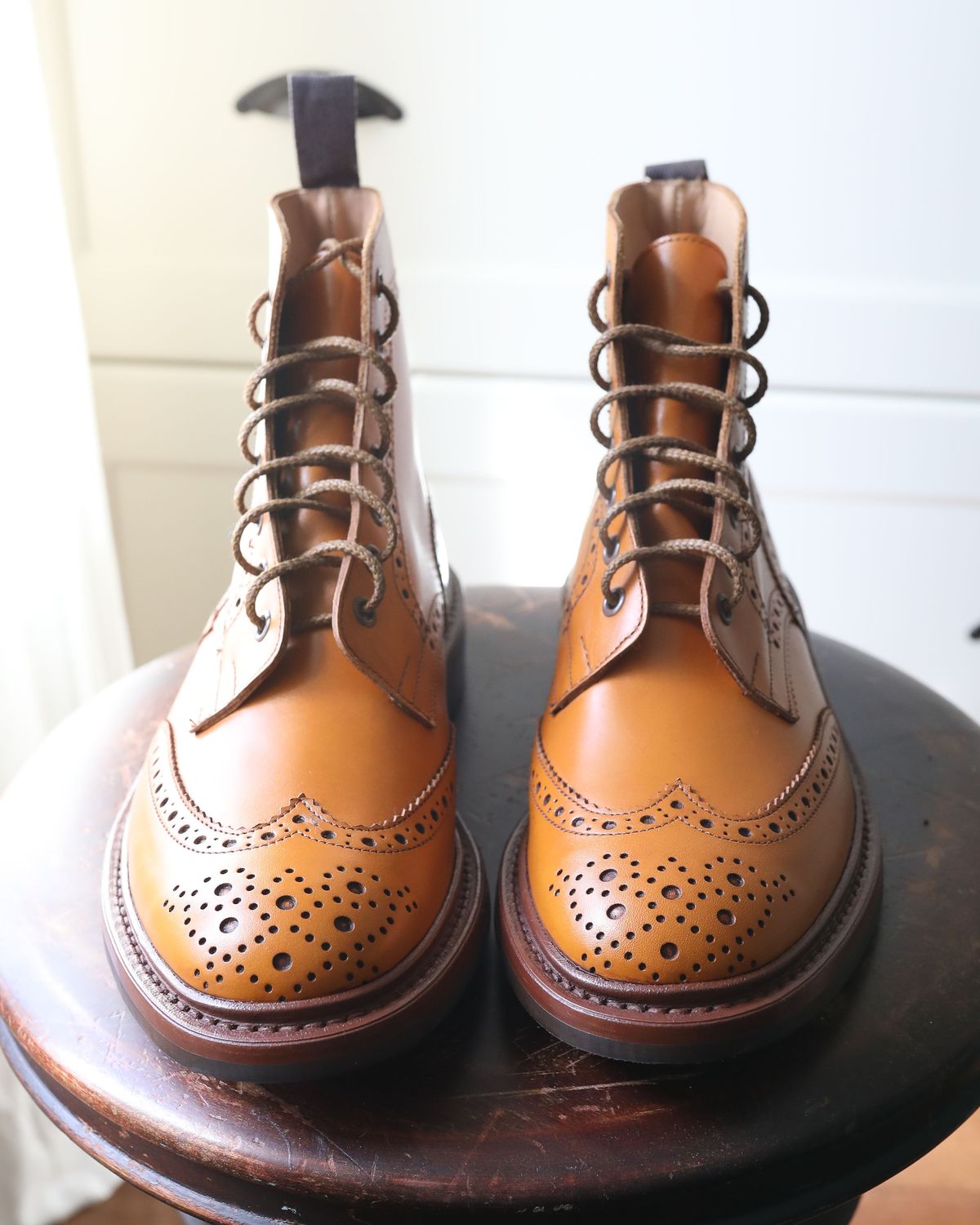 Photo by patinathunderdome on September 30, 2021 of the Tricker's Stow Country Boot in Acorn Antique.
