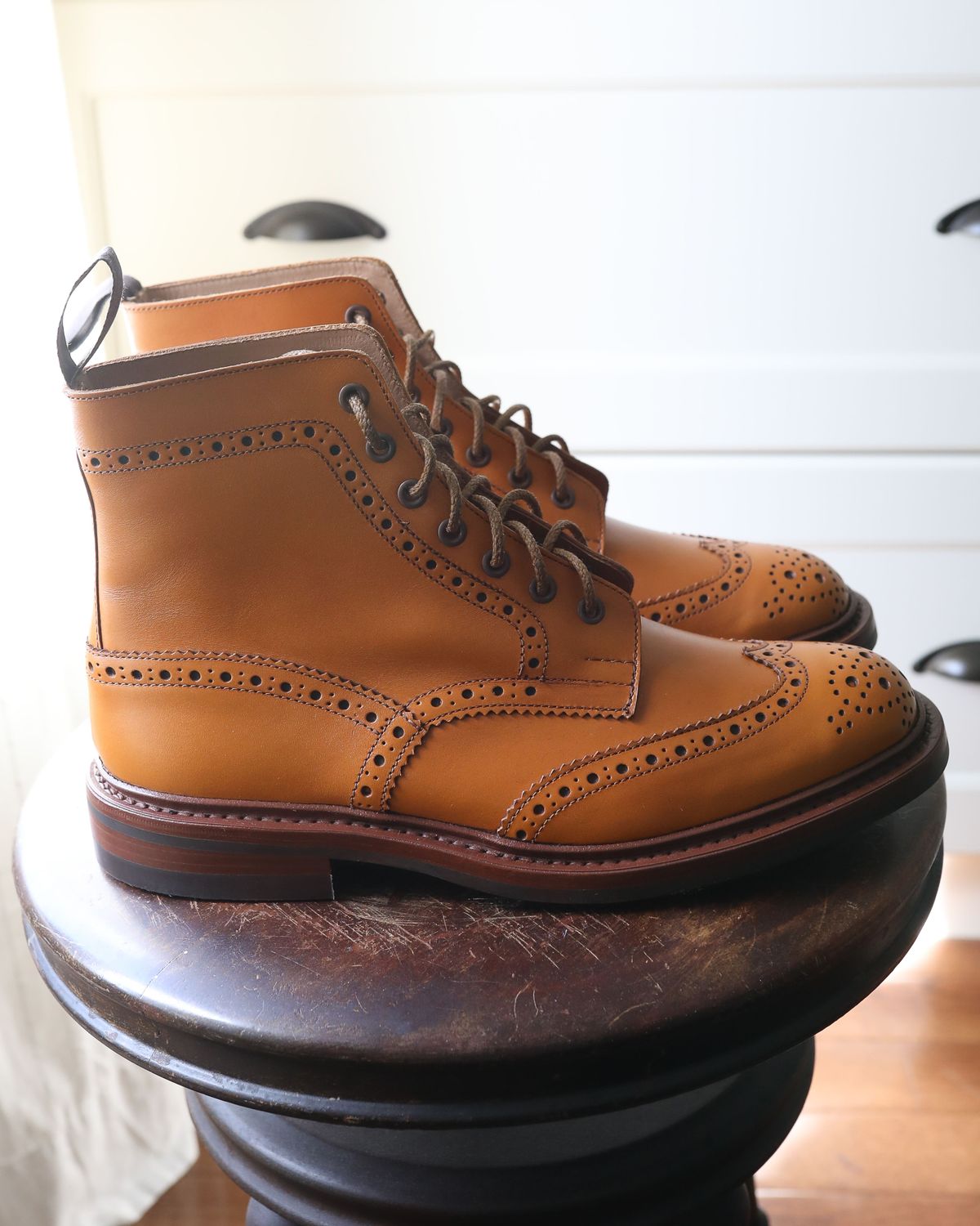 Photo by patinathunderdome on September 30, 2021 of the Tricker's Stow Country Boot in Acorn Antique.
