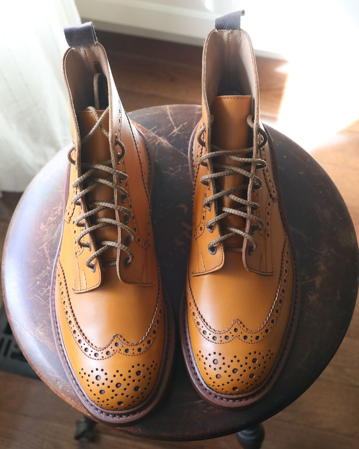 Photo by patinathunderdome on September 30, 2021 of the Tricker's Stow Country Boot in Acorn Antique.