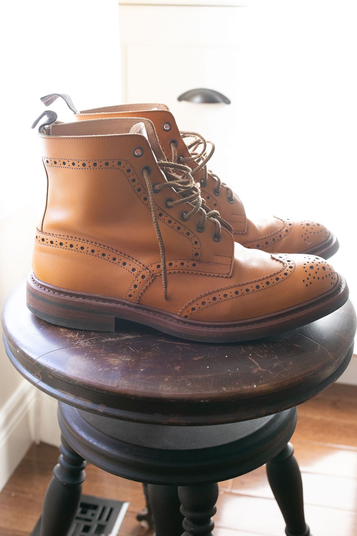 Photo by patinathunderdome on November 1, 2021 of the Tricker's Stow Country Boot in Acorn Antique.