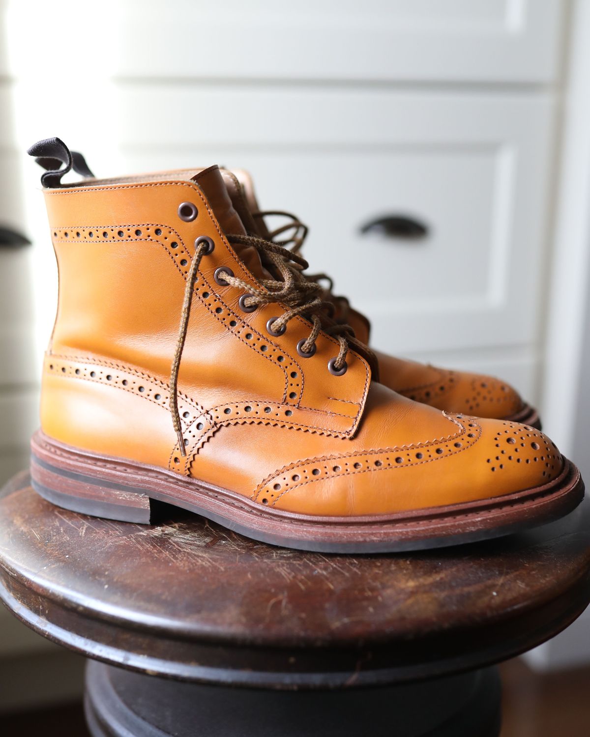 Photo by patinathunderdome on December 1, 2021 of the Tricker's Stow Country Boot in Acorn Antique.