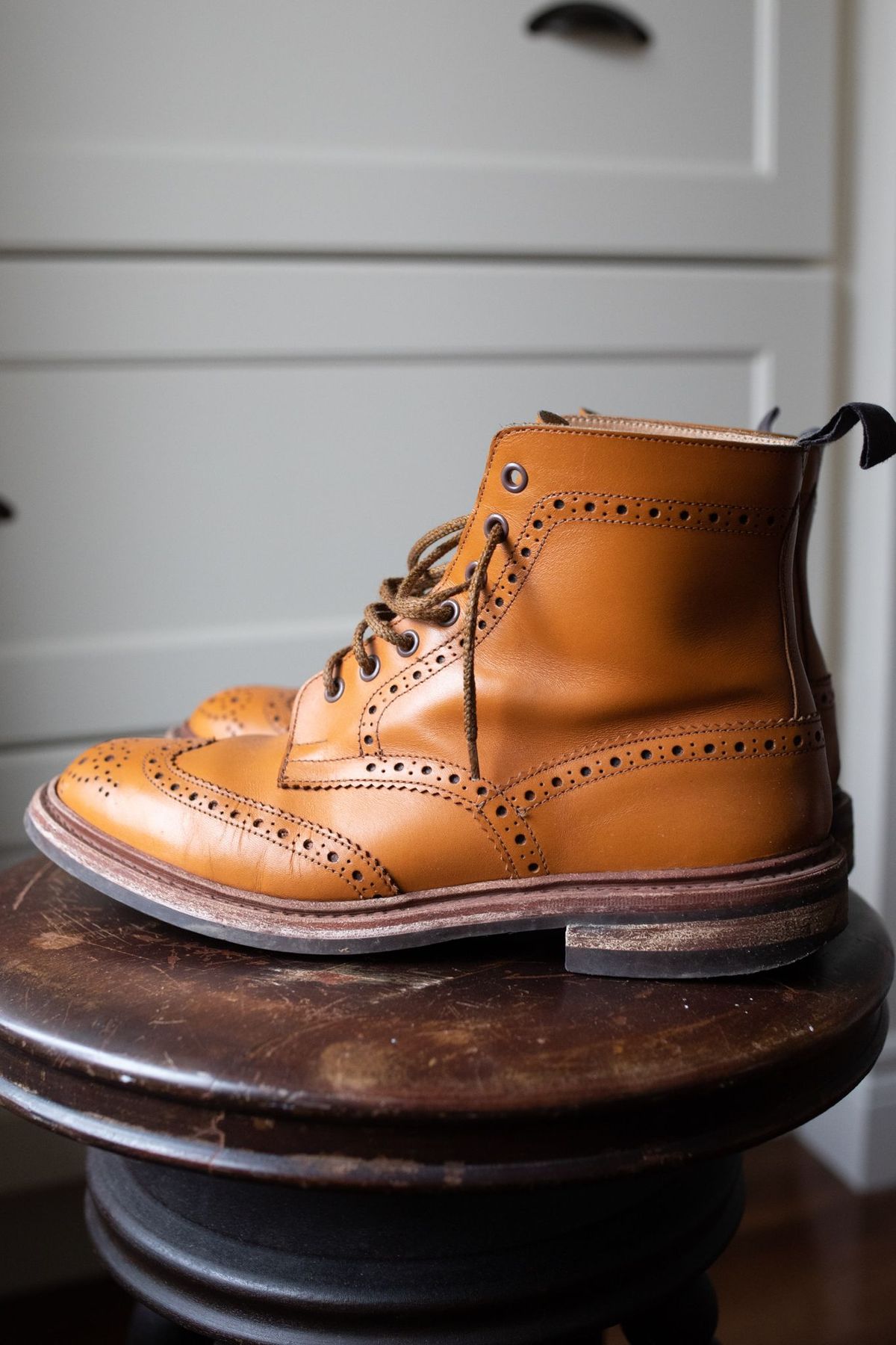 Photo by patinathunderdome on January 1, 2022 of the Tricker's Stow Country Boot in Acorn Antique.