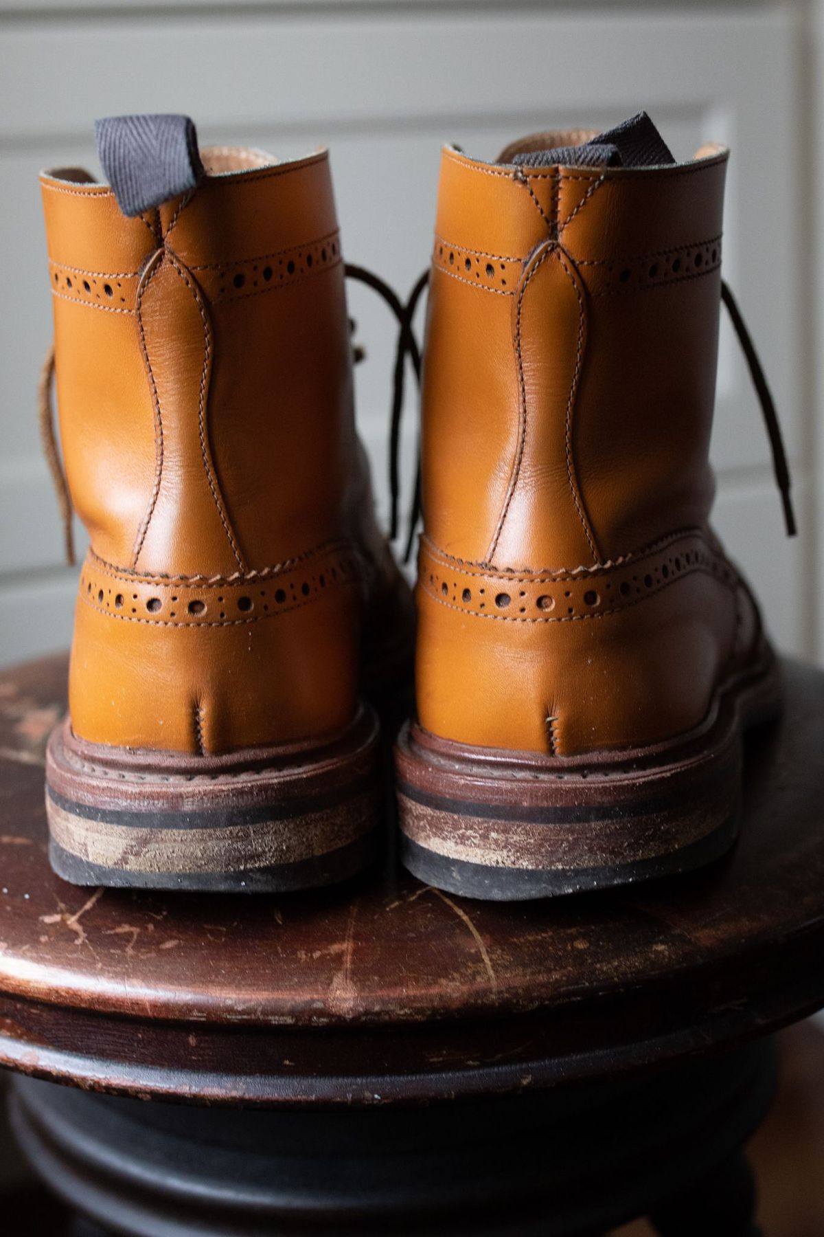 Photo by patinathunderdome on January 1, 2022 of the Tricker's Stow Country Boot in Acorn Antique.