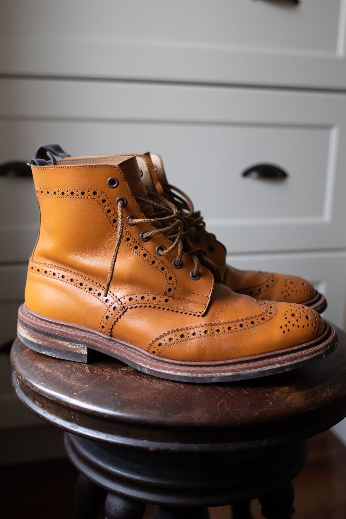 Photo by patinathunderdome on January 1, 2022 of the Tricker's Stow Country Boot in Acorn Antique.