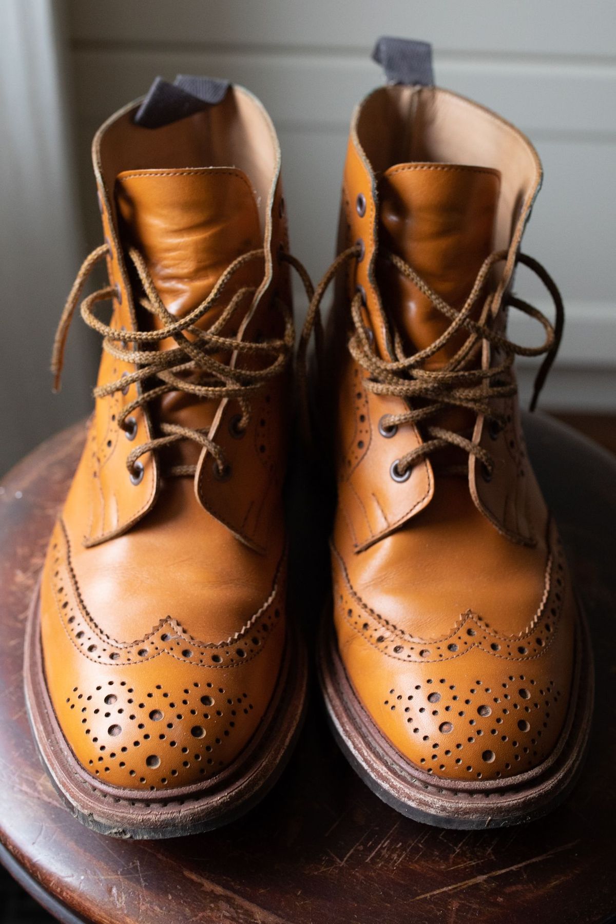Photo by patinathunderdome on January 1, 2022 of the Tricker's Stow Country Boot in Acorn Antique.
