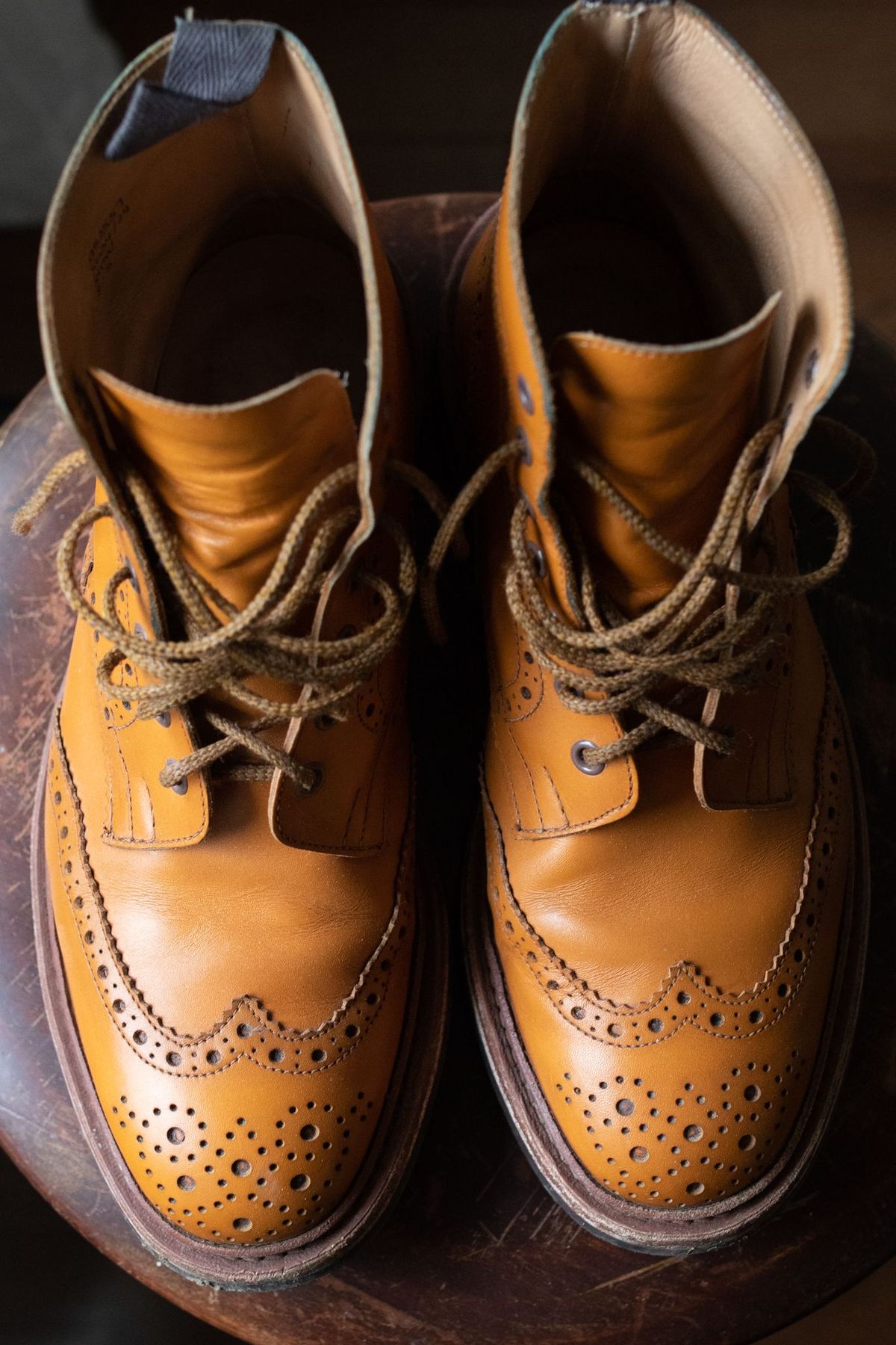 Photo by patinathunderdome on January 1, 2022 of the Tricker's Stow Country Boot in Acorn Antique.