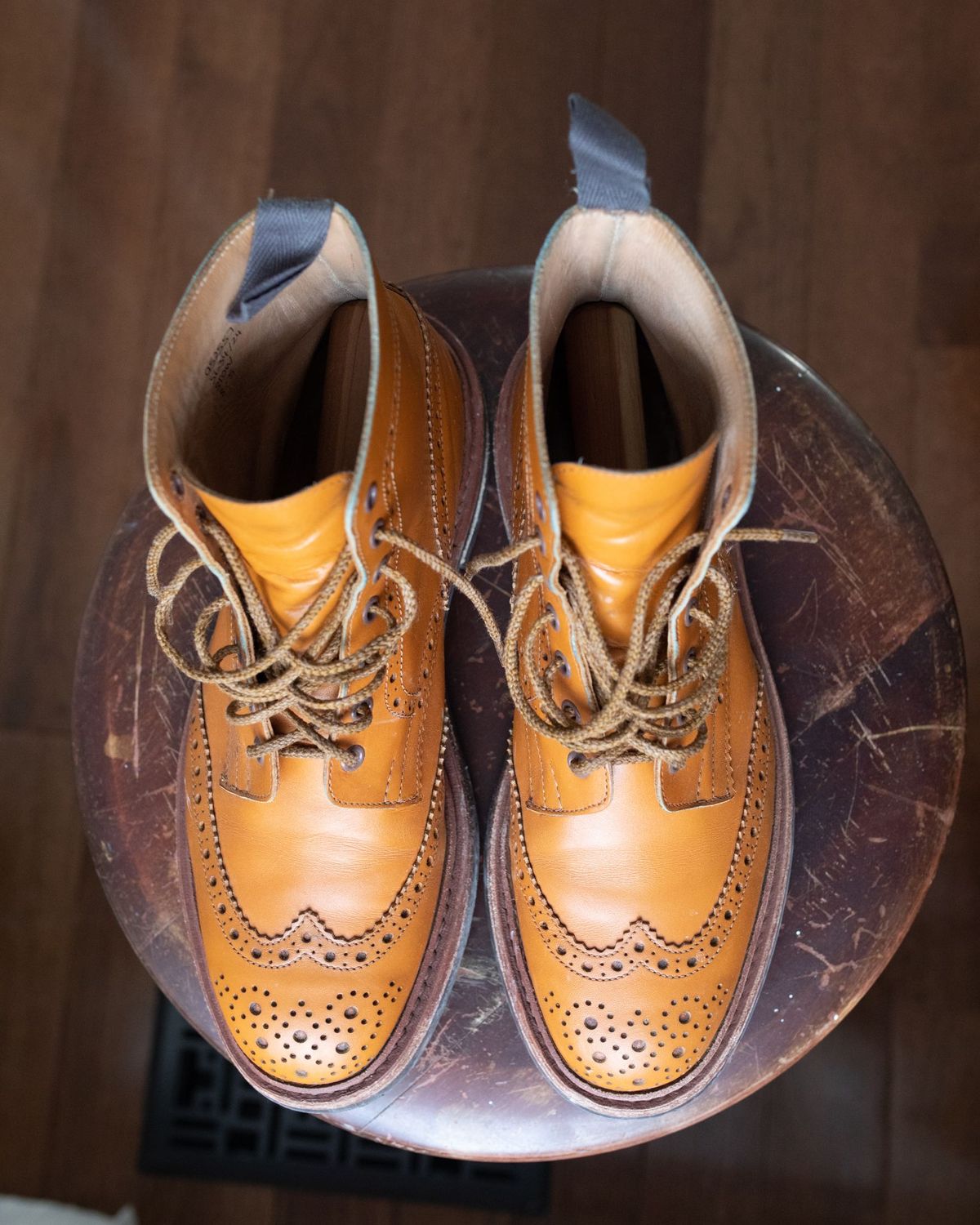 Photo by patinathunderdome on February 1, 2022 of the Tricker's Stow Country Boot in Acorn Antique.