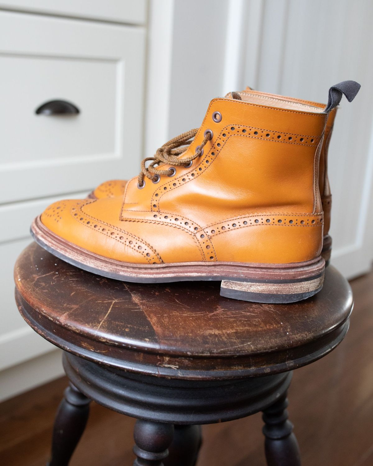 Photo by patinathunderdome on February 1, 2022 of the Tricker's Stow Country Boot in Acorn Antique.