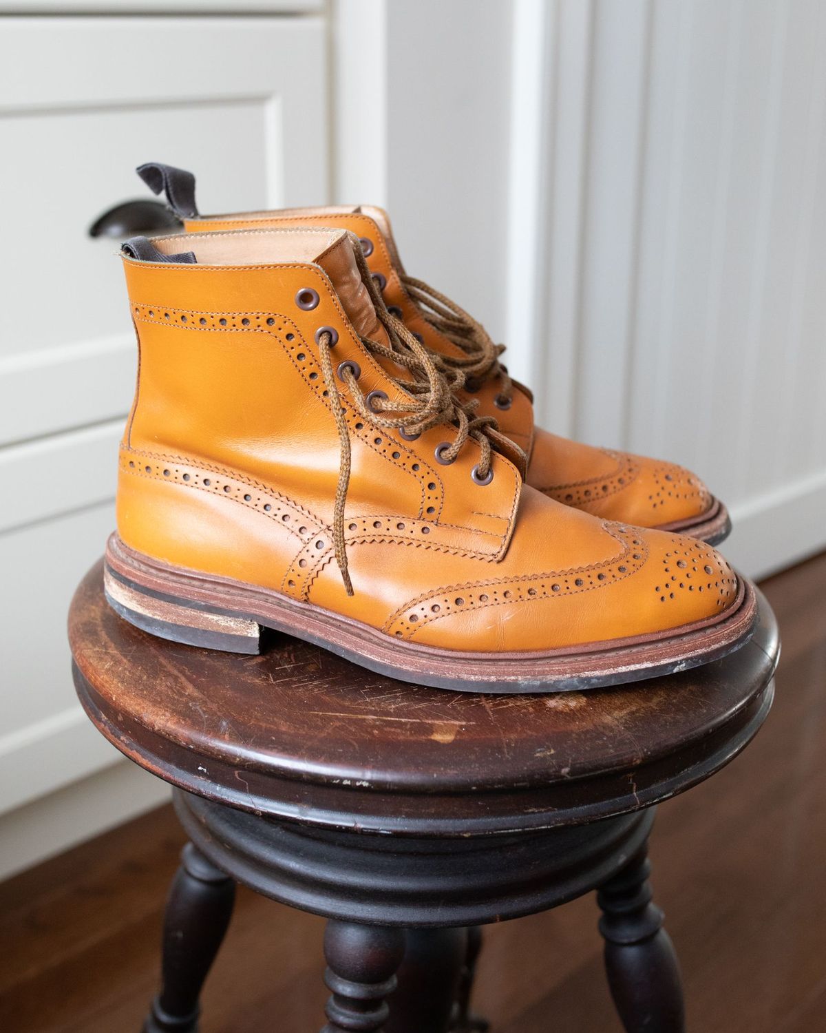 Photo by patinathunderdome on February 1, 2022 of the Tricker's Stow Country Boot in Acorn Antique.