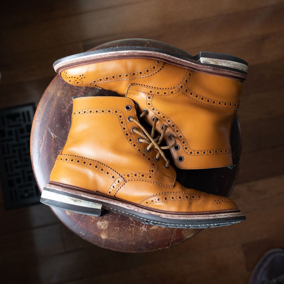 Photo by patinathunderdome on March 2, 2022 of the Tricker's Stow Country Boot in Acorn Antique.