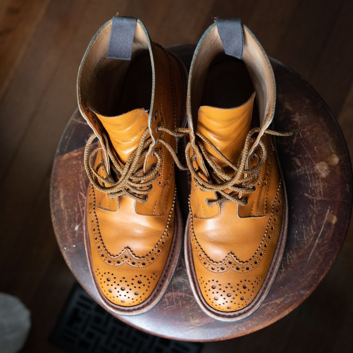 Photo by patinathunderdome on March 2, 2022 of the Tricker's Stow Country Boot in Acorn Antique.