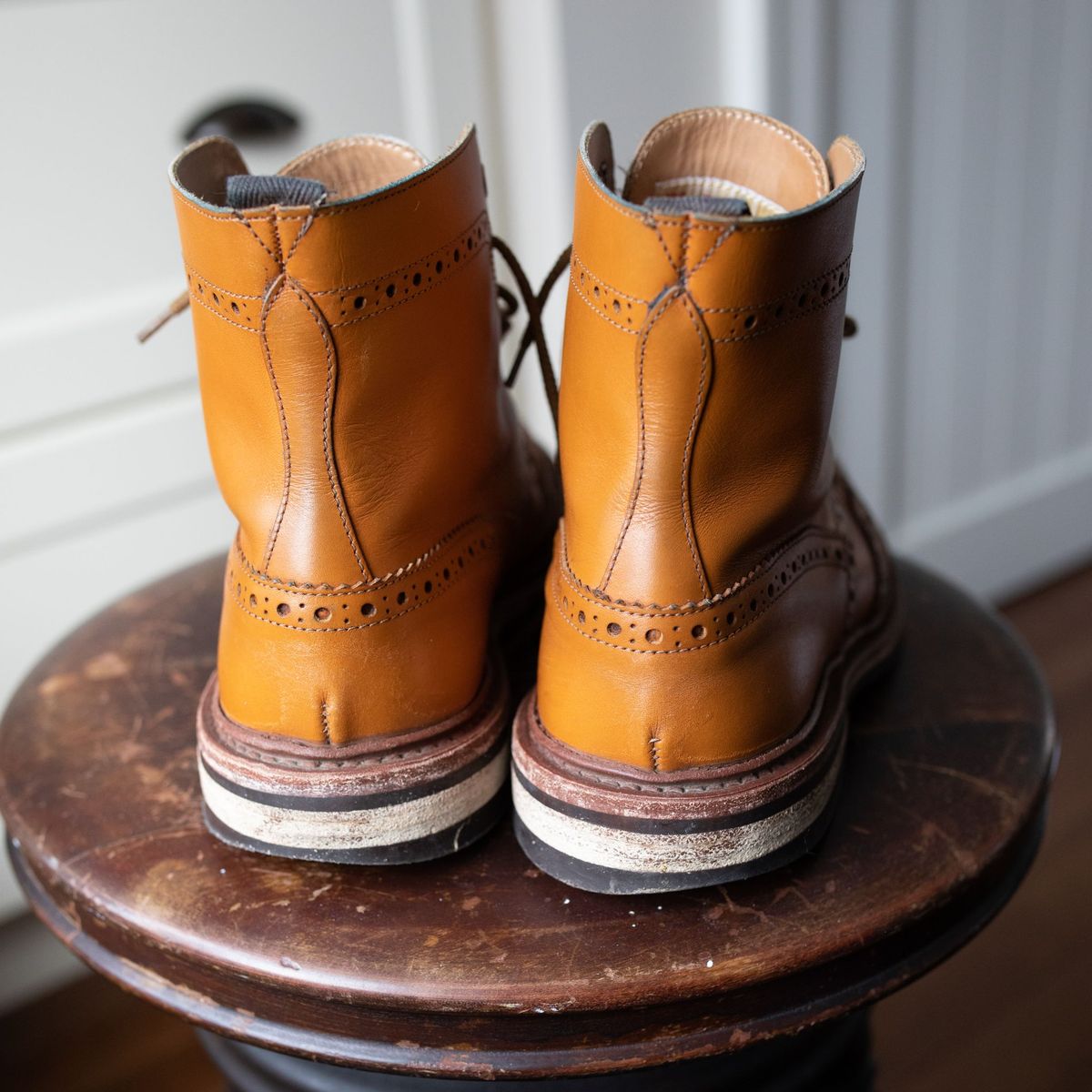 Photo by patinathunderdome on March 2, 2022 of the Tricker's Stow Country Boot in Acorn Antique.