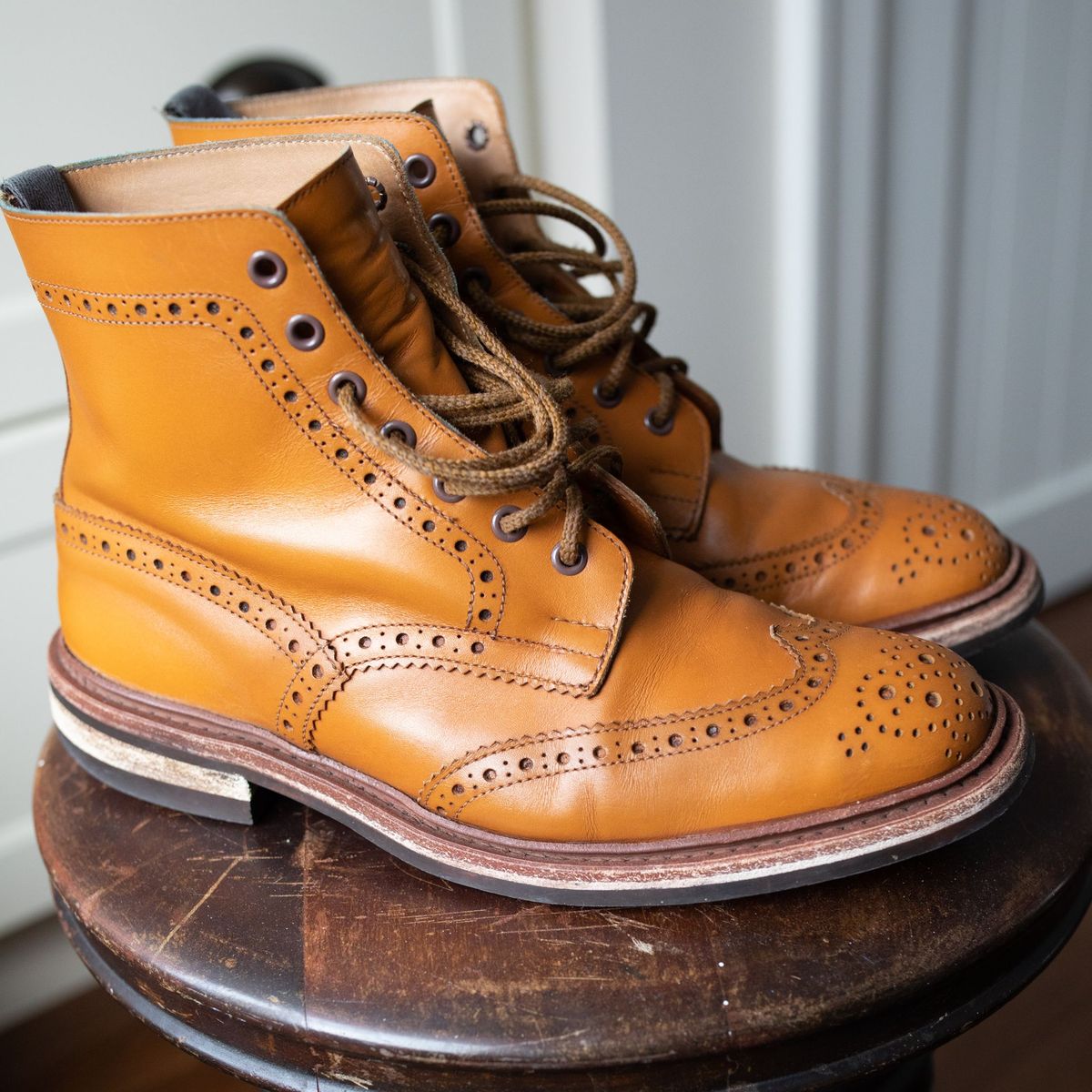 Photo by patinathunderdome on March 2, 2022 of the Tricker's Stow Country Boot in Acorn Antique.