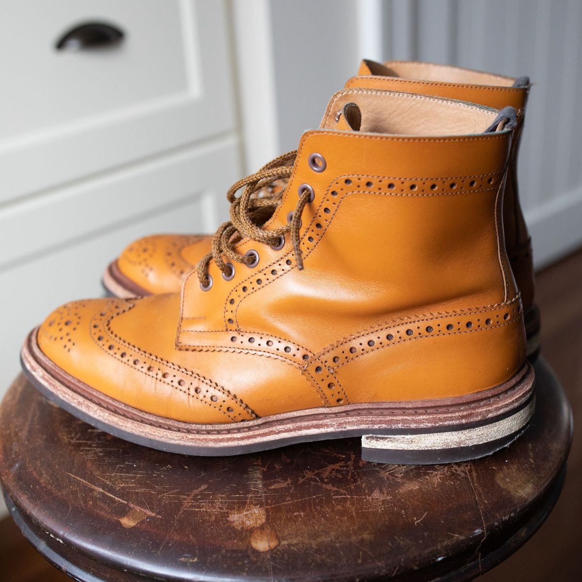 Photo by patinathunderdome on March 2, 2022 of the Tricker's Stow Country Boot in Acorn Antique.