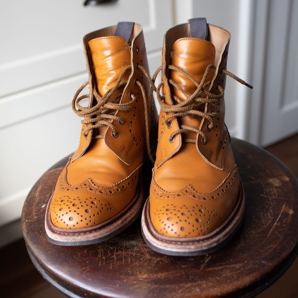 Photo by patinathunderdome on March 2, 2022 of the Tricker's Stow Country Boot in Acorn Antique.