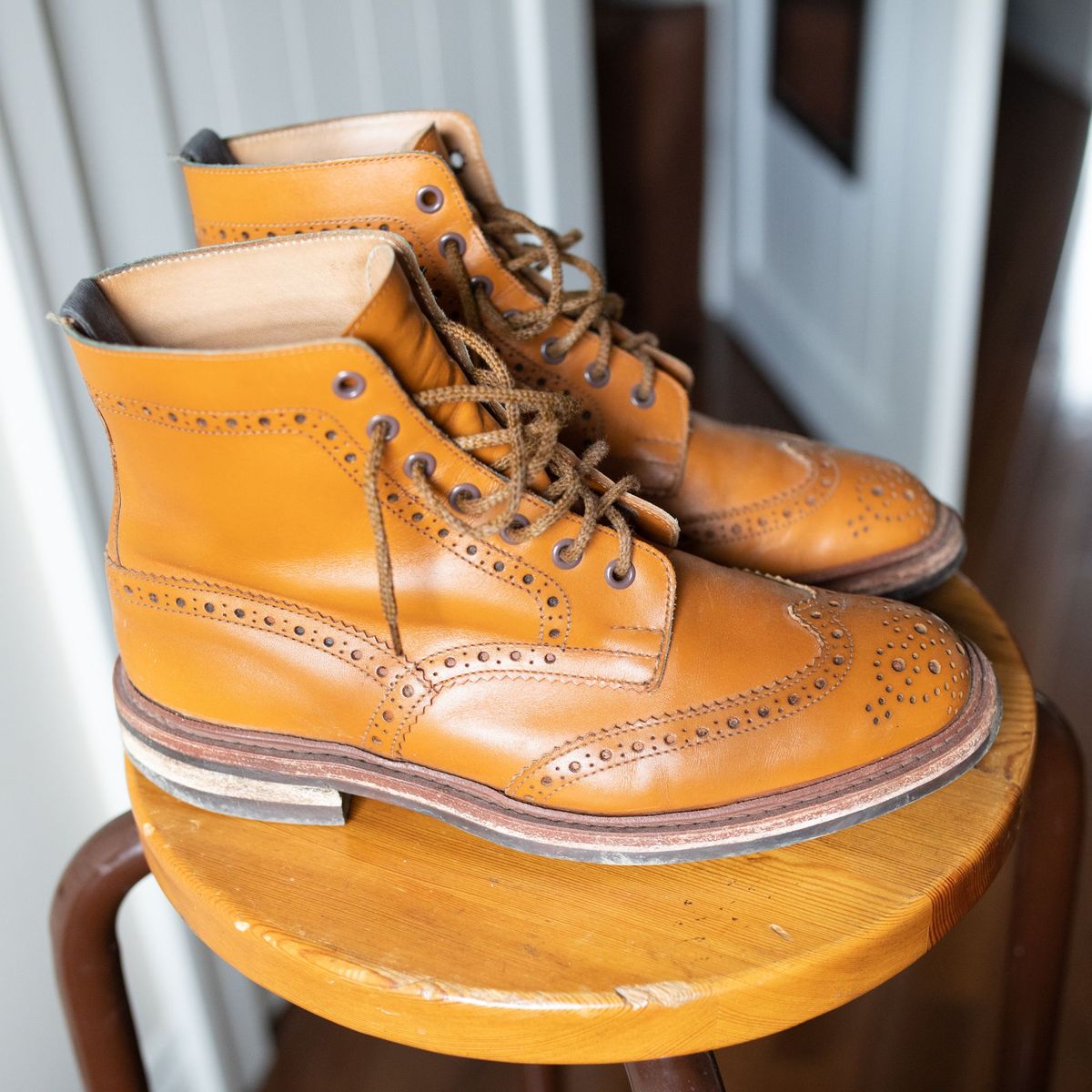 Photo by patinathunderdome on April 3, 2022 of the Tricker's Stow Country Boot in Acorn Antique.