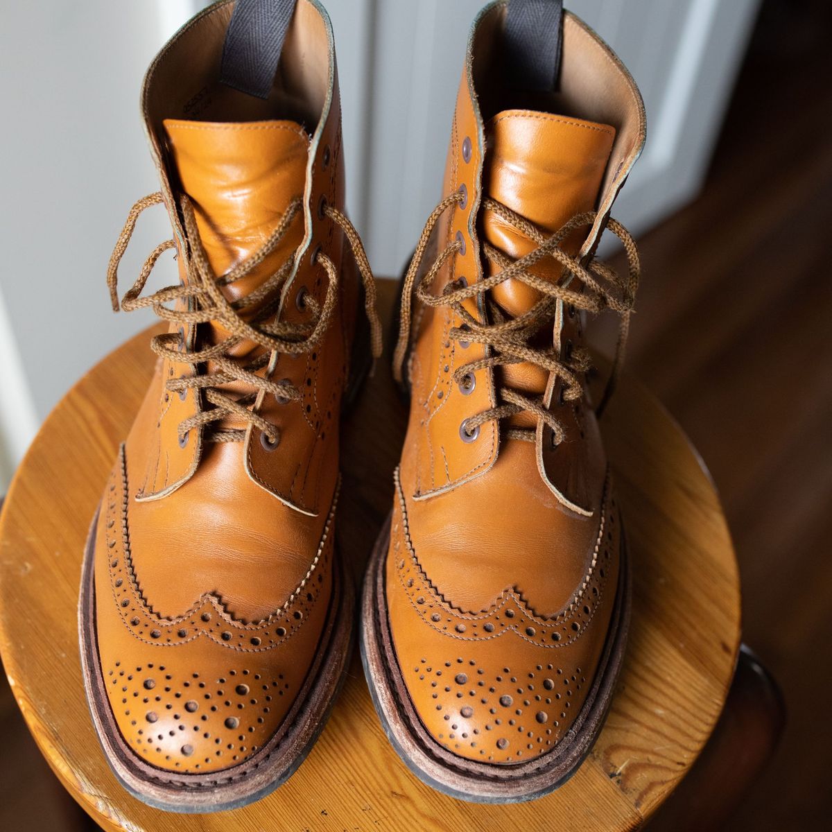 Photo by patinathunderdome on April 3, 2022 of the Tricker's Stow Country Boot in Acorn Antique.