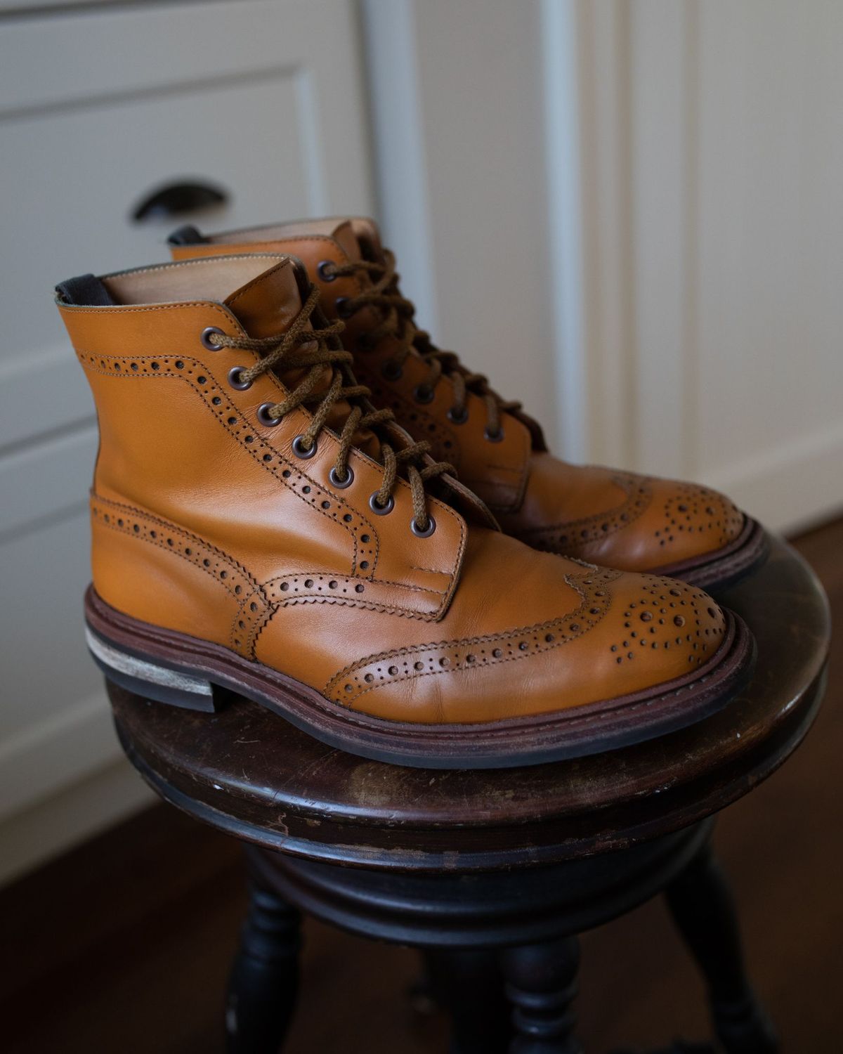 Photo by patinathunderdome on May 1, 2022 of the Tricker's Stow Country Boot in Acorn Antique.