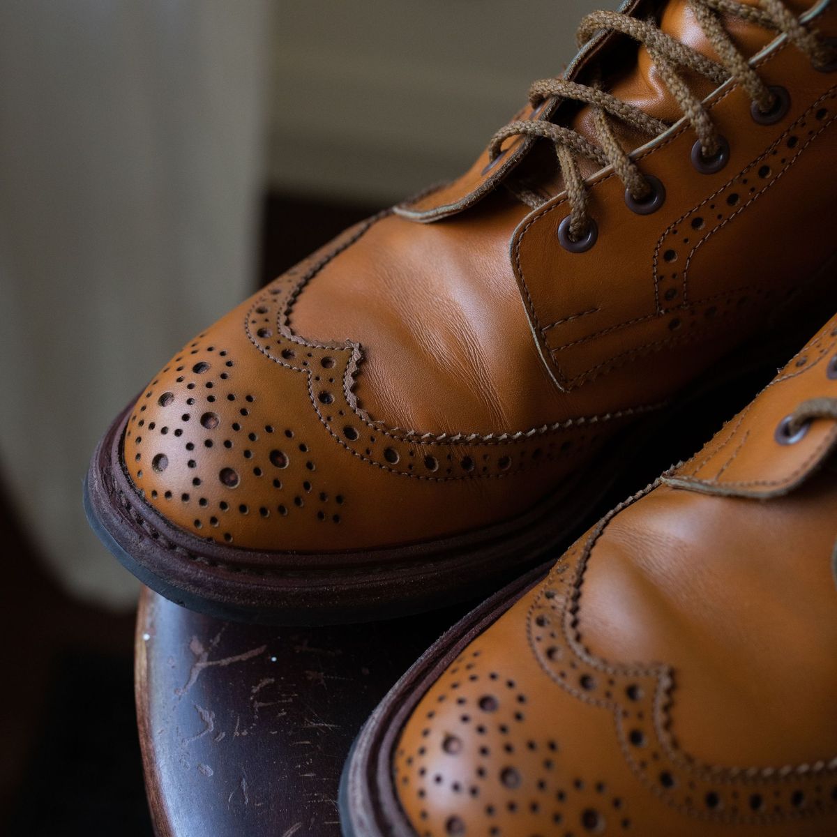 Photo by patinathunderdome on May 1, 2022 of the Tricker's Stow Country Boot in Acorn Antique.