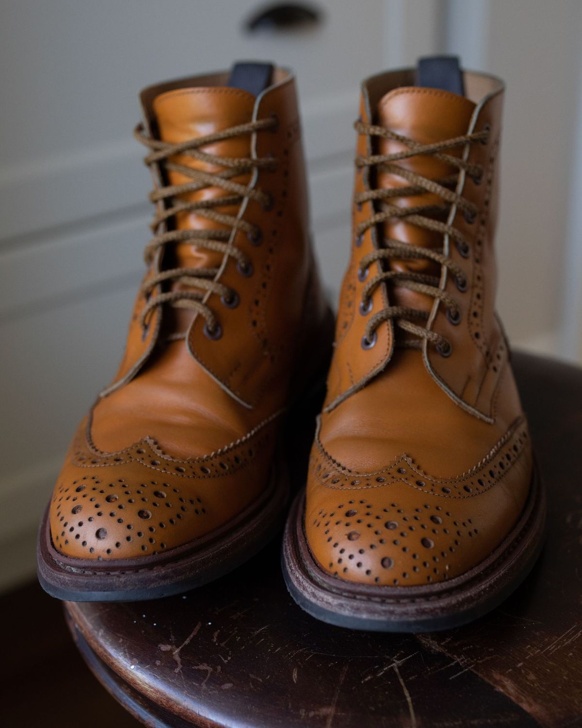 Photo by patinathunderdome on May 1, 2022 of the Tricker's Stow Country Boot in Acorn Antique.