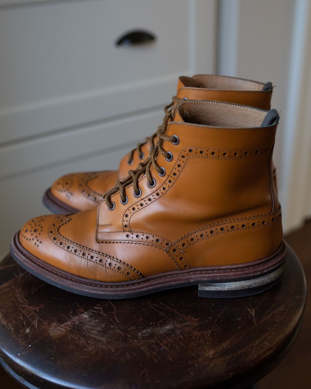 Photo by patinathunderdome on May 1, 2022 of the Tricker's Stow Country Boot in Acorn Antique.