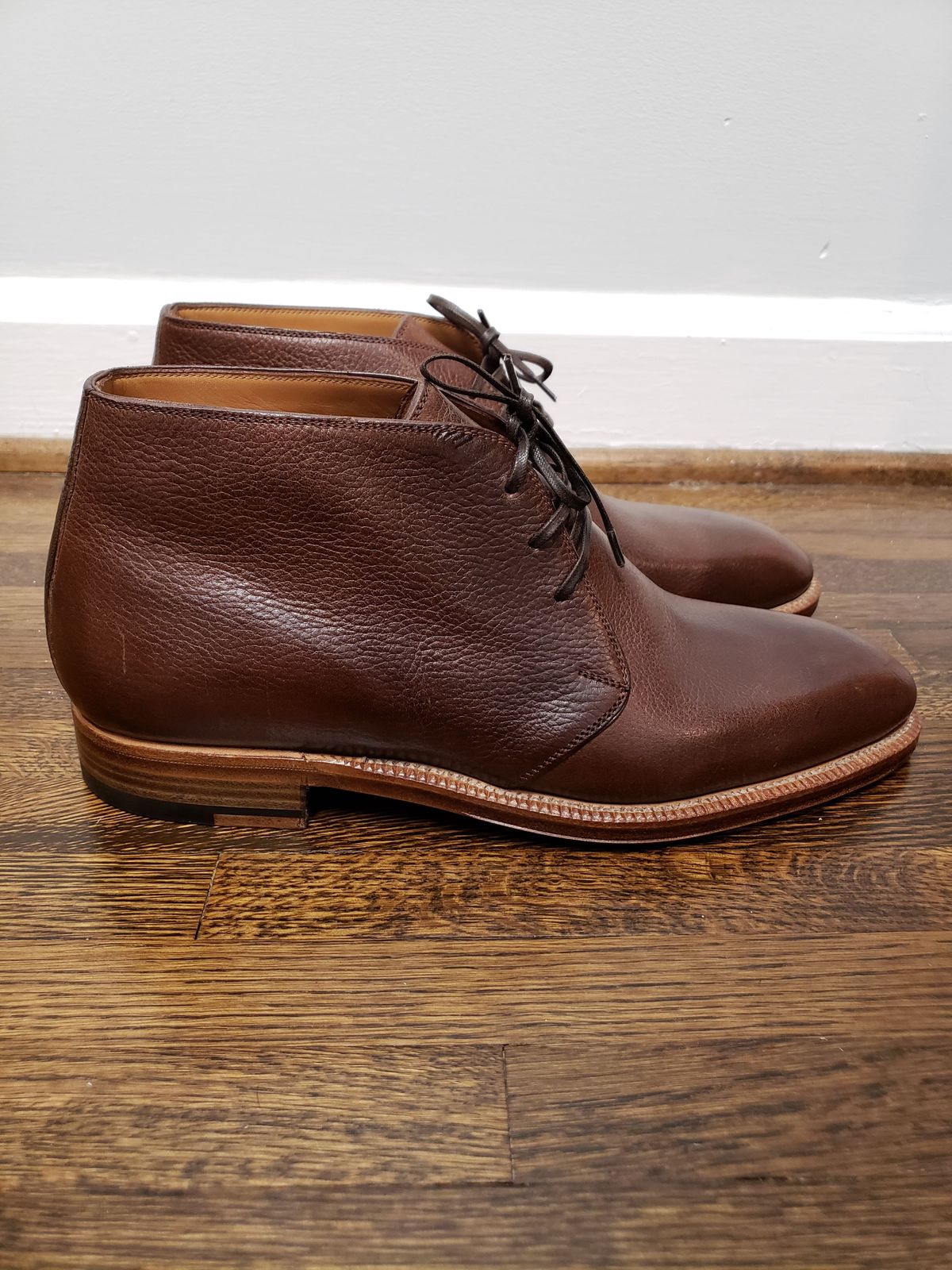 Photo by patinathunderdome on October 2, 2021 of the Enzo Bonafe Chukka Boot in Tarnsjo Garveri Oak Veg-Tanned Grain.