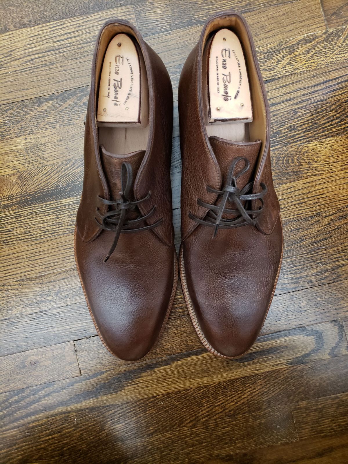 Photo by patinathunderdome on October 2, 2021 of the Enzo Bonafe Chukka Boot in Tarnsjo Garveri Oak Veg-Tanned Grain.