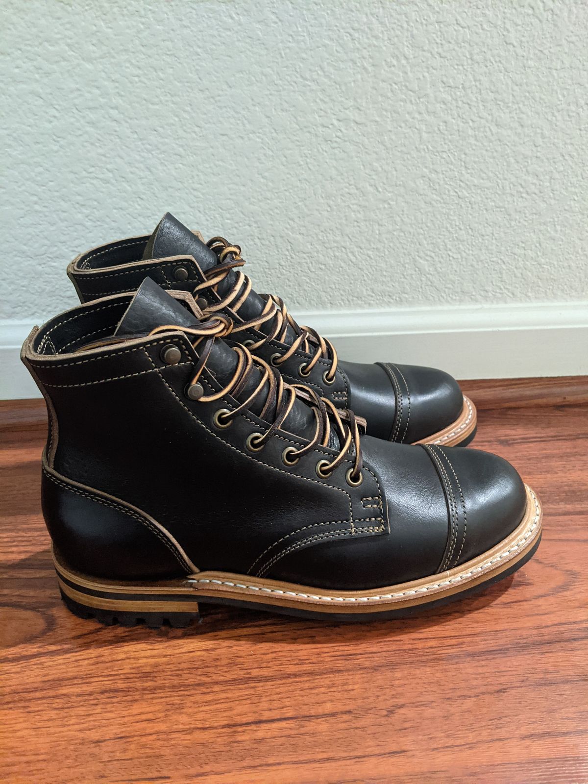 Photo by patinathunderdome on October 1, 2021 of the Truman Service Boot in Maryam Black Teacore Horsebutt.