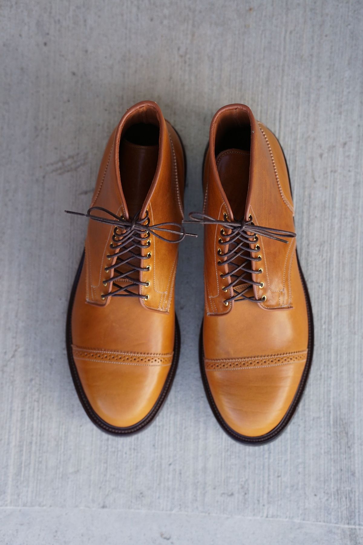 Photo by patinathunderdome on September 30, 2021 of the Viberg Shelby Sharp Brogue Boot in Shinki Tan Latigo Horsehide.