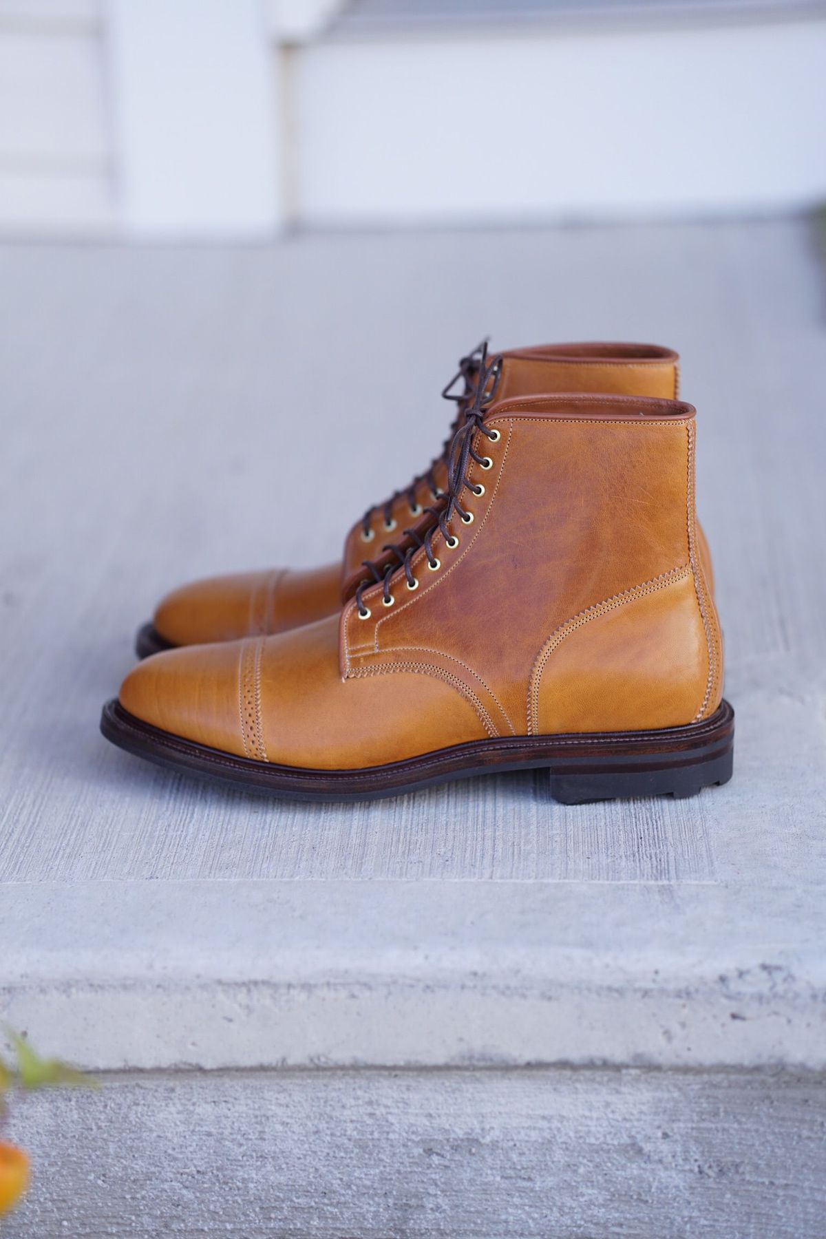 Photo by patinathunderdome on September 30, 2021 of the Viberg Shelby Sharp Brogue Boot in Shinki Tan Latigo Horsehide.
