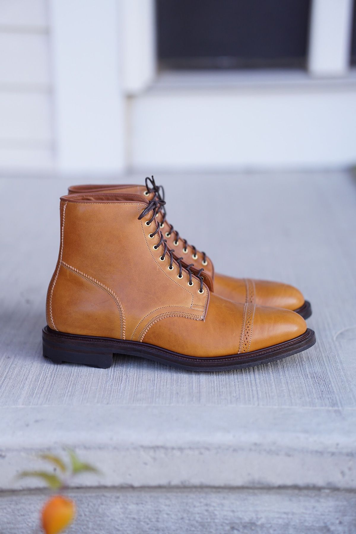Photo by patinathunderdome on September 30, 2021 of the Viberg Shelby Sharp Brogue Boot in Shinki Tan Latigo Horsehide.