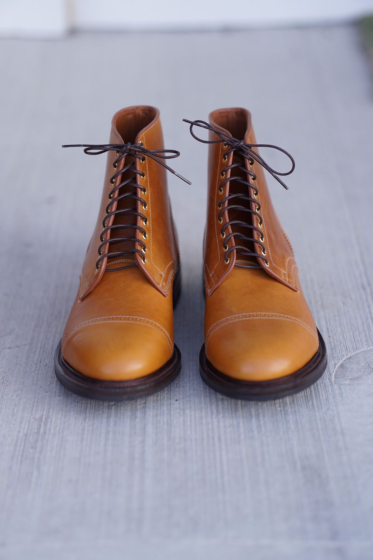 Photo by patinathunderdome on September 30, 2021 of the Viberg Shelby Sharp Brogue Boot in Shinki Tan Latigo Horsehide.