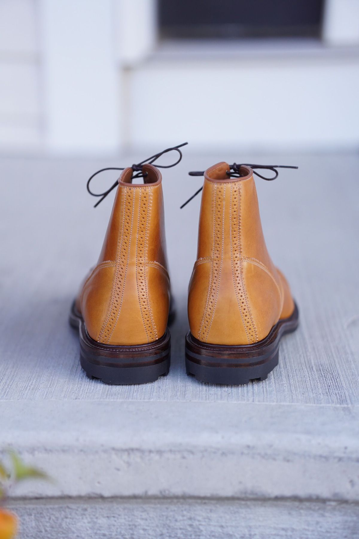 Photo by patinathunderdome on September 30, 2021 of the Viberg Shelby Sharp Brogue Boot in Shinki Tan Latigo Horsehide.