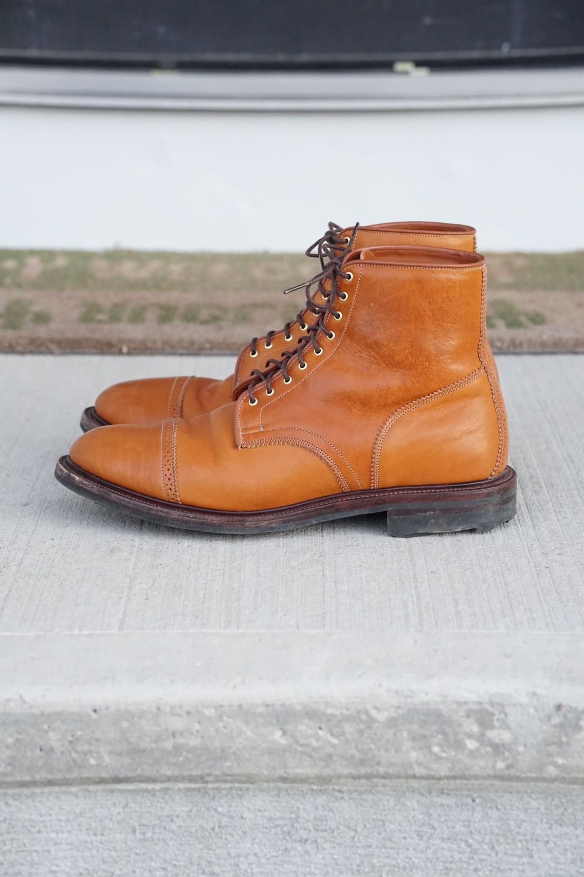 Photo by patinathunderdome on November 5, 2021 of the Viberg Shelby Sharp Brogue Boot in Shinki Tan Latigo Horsehide.