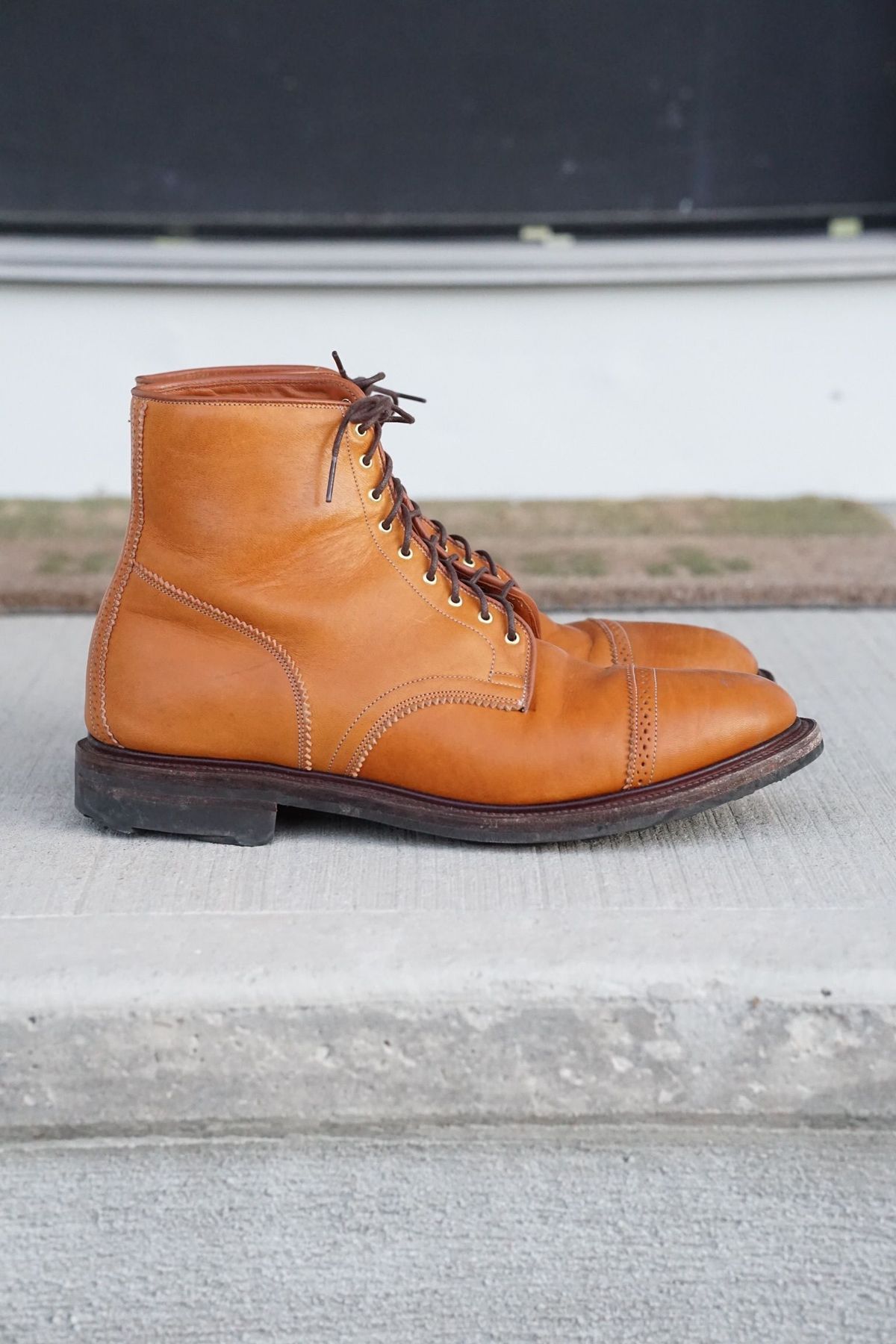 Photo by patinathunderdome on November 5, 2021 of the Viberg Shelby Sharp Brogue Boot in Shinki Tan Latigo Horsehide.