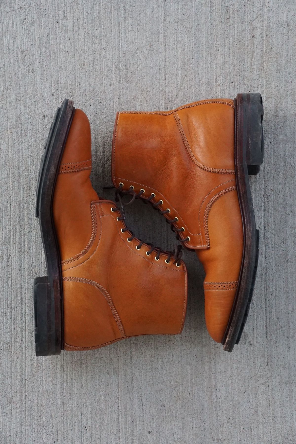 Photo by patinathunderdome on November 5, 2021 of the Viberg Shelby Sharp Brogue Boot in Shinki Tan Latigo Horsehide.
