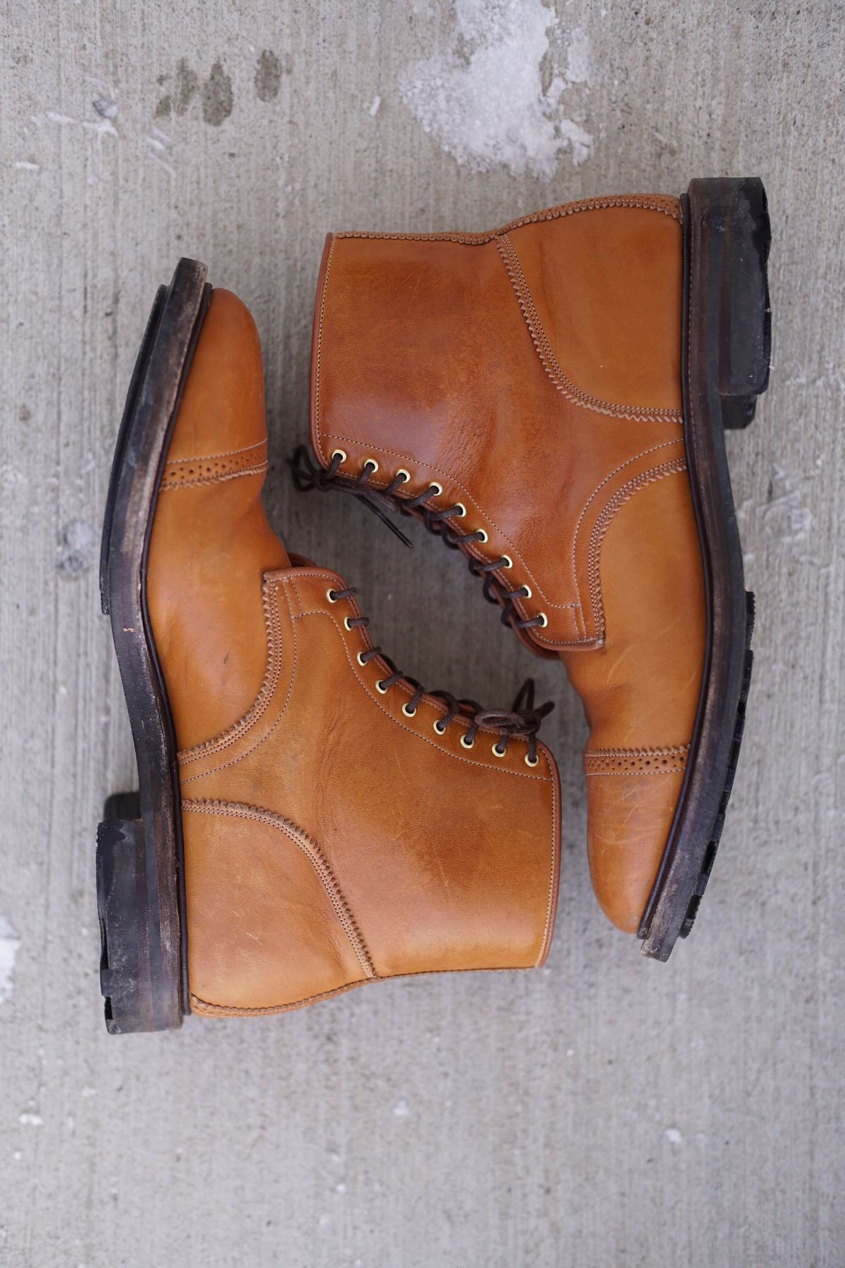 Photo by patinathunderdome on December 5, 2021 of the Viberg Shelby Sharp Brogue Boot in Shinki Tan Latigo Horsehide.