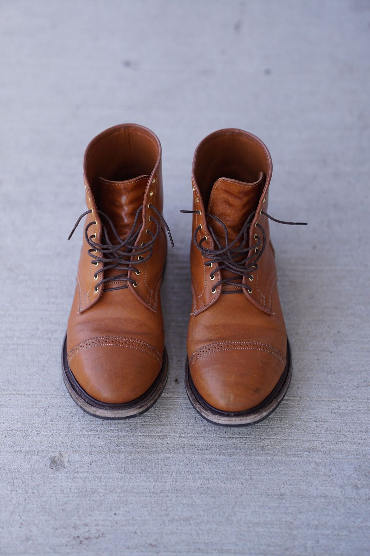 Photo by patinathunderdome on April 5, 2022 of the Viberg Shelby Sharp Brogue Boot in Shinki Tan Latigo Horsehide.