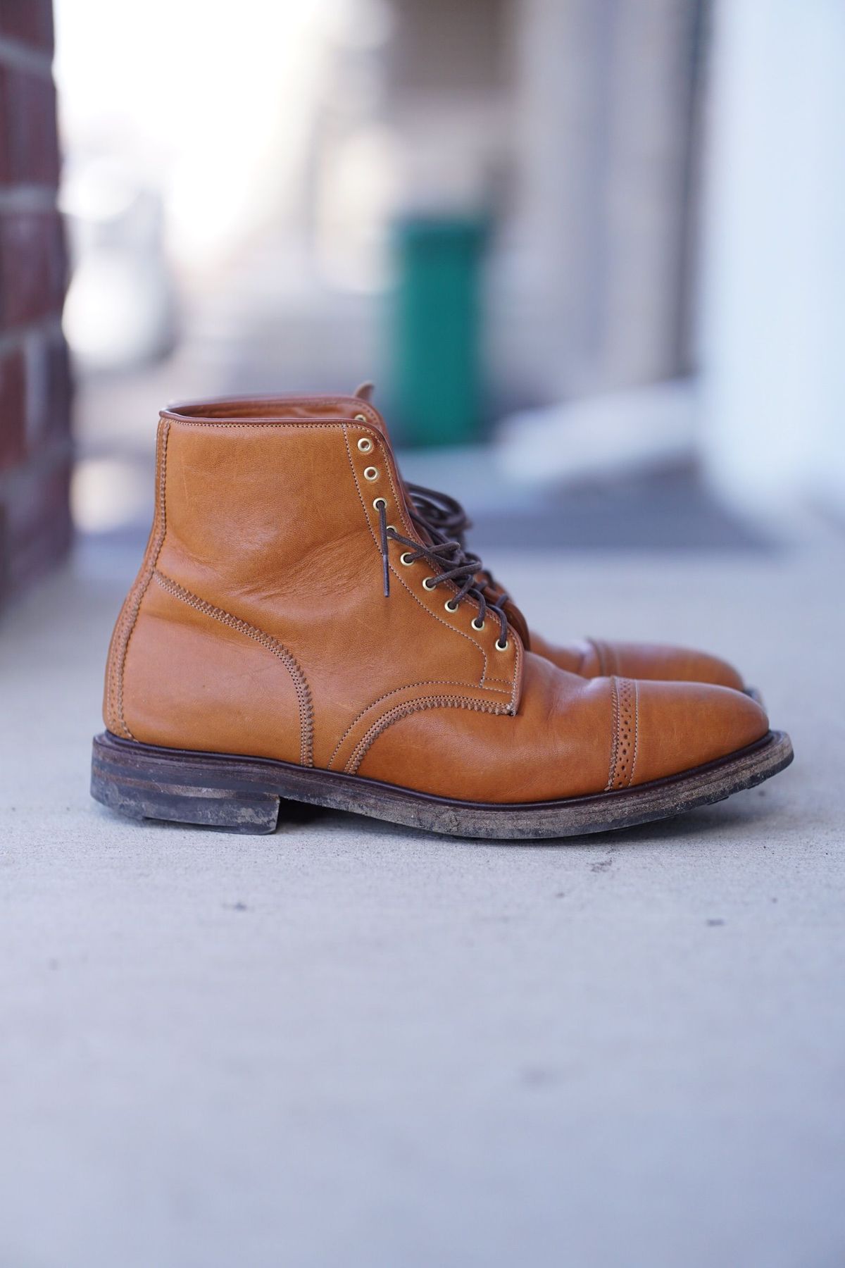 Photo by patinathunderdome on April 5, 2022 of the Viberg Shelby Sharp Brogue Boot in Shinki Tan Latigo Horsehide.