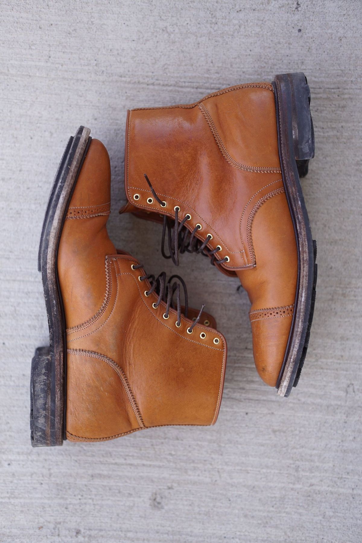 Photo by patinathunderdome on April 5, 2022 of the Viberg Shelby Sharp Brogue Boot in Shinki Tan Latigo Horsehide.