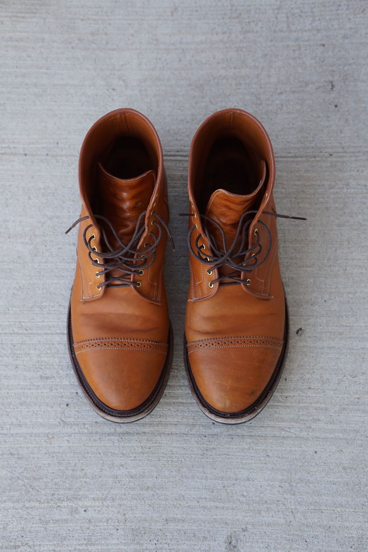 Photo by patinathunderdome on April 5, 2022 of the Viberg Shelby Sharp Brogue Boot in Shinki Tan Latigo Horsehide.