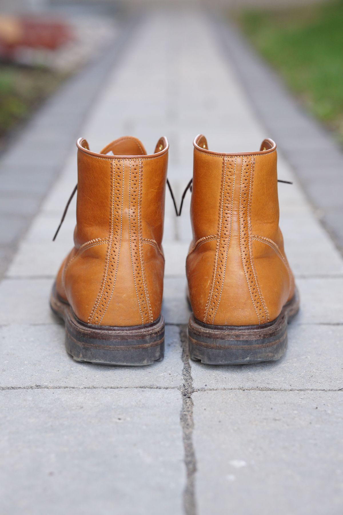 Photo by patinathunderdome on May 6, 2022 of the Viberg Shelby Sharp Brogue Boot in Shinki Tan Latigo Horsehide.