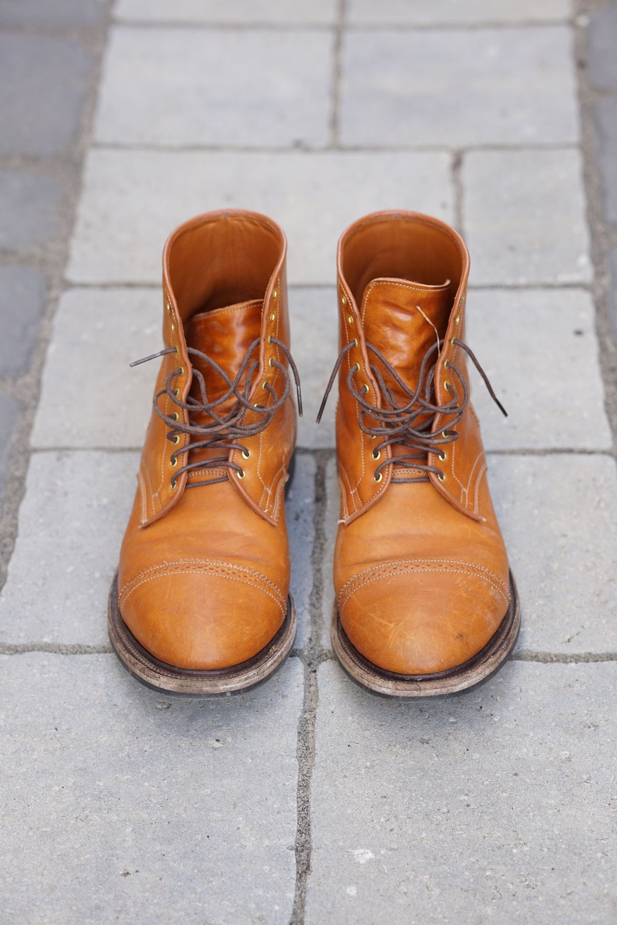 Photo by patinathunderdome on May 6, 2022 of the Viberg Shelby Sharp Brogue Boot in Shinki Tan Latigo Horsehide.