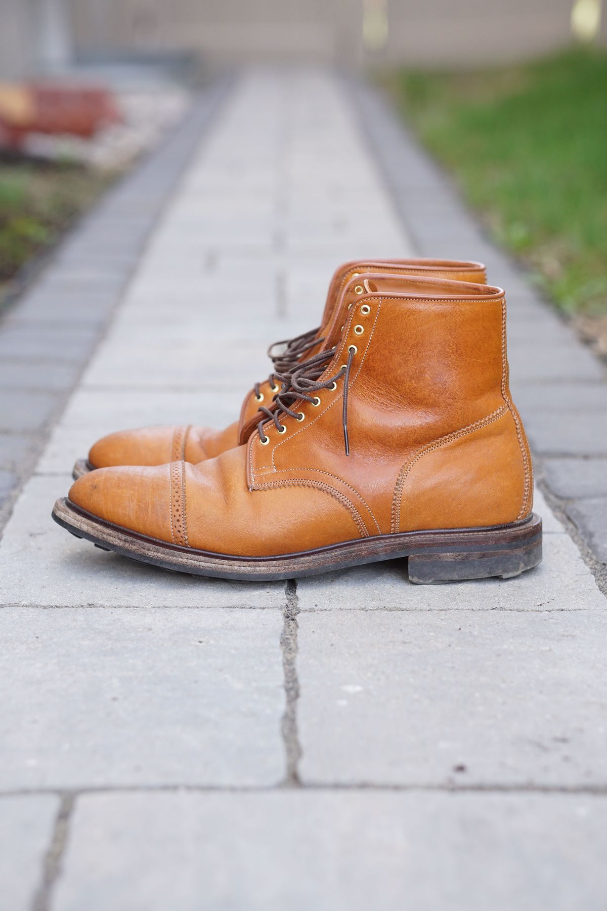 Photo by patinathunderdome on May 6, 2022 of the Viberg Shelby Sharp Brogue Boot in Shinki Tan Latigo Horsehide.