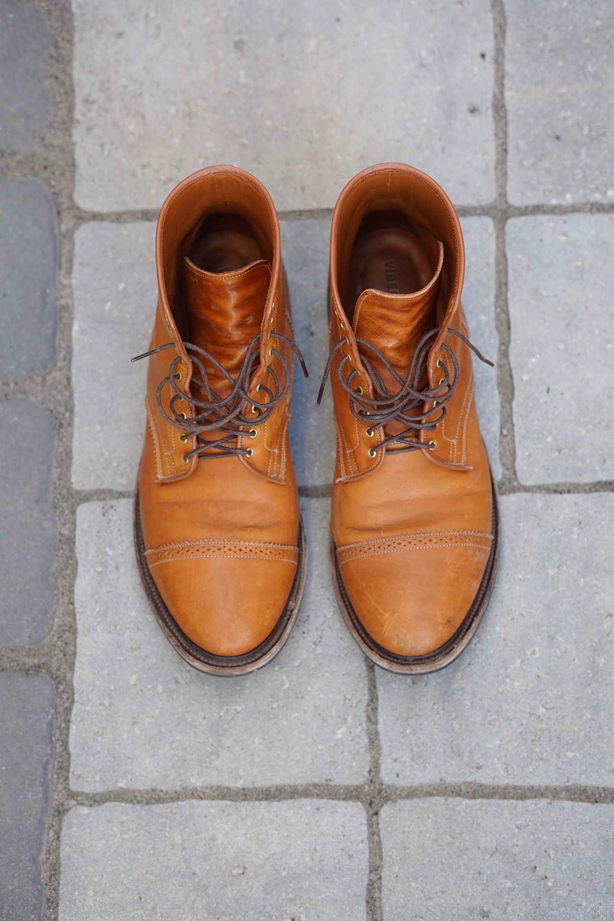 Photo by patinathunderdome on May 6, 2022 of the Viberg Shelby Sharp Brogue Boot in Shinki Tan Latigo Horsehide.