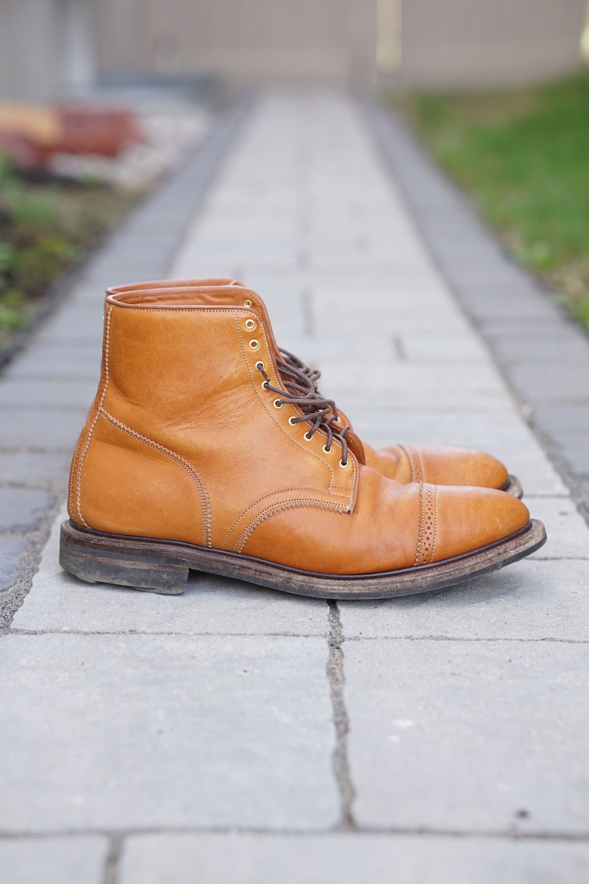 Photo by patinathunderdome on May 6, 2022 of the Viberg Shelby Sharp Brogue Boot in Shinki Tan Latigo Horsehide.