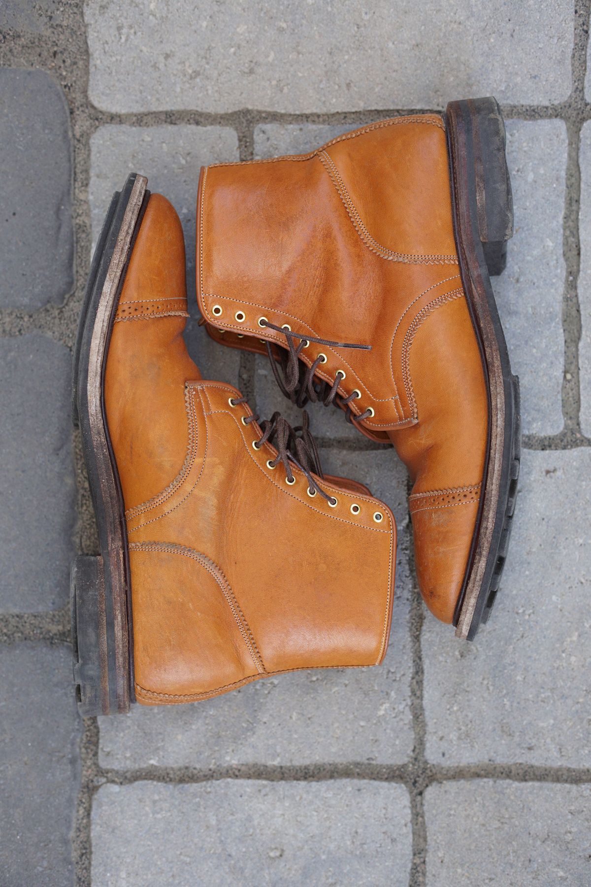 Photo by patinathunderdome on May 6, 2022 of the Viberg Shelby Sharp Brogue Boot in Shinki Tan Latigo Horsehide.