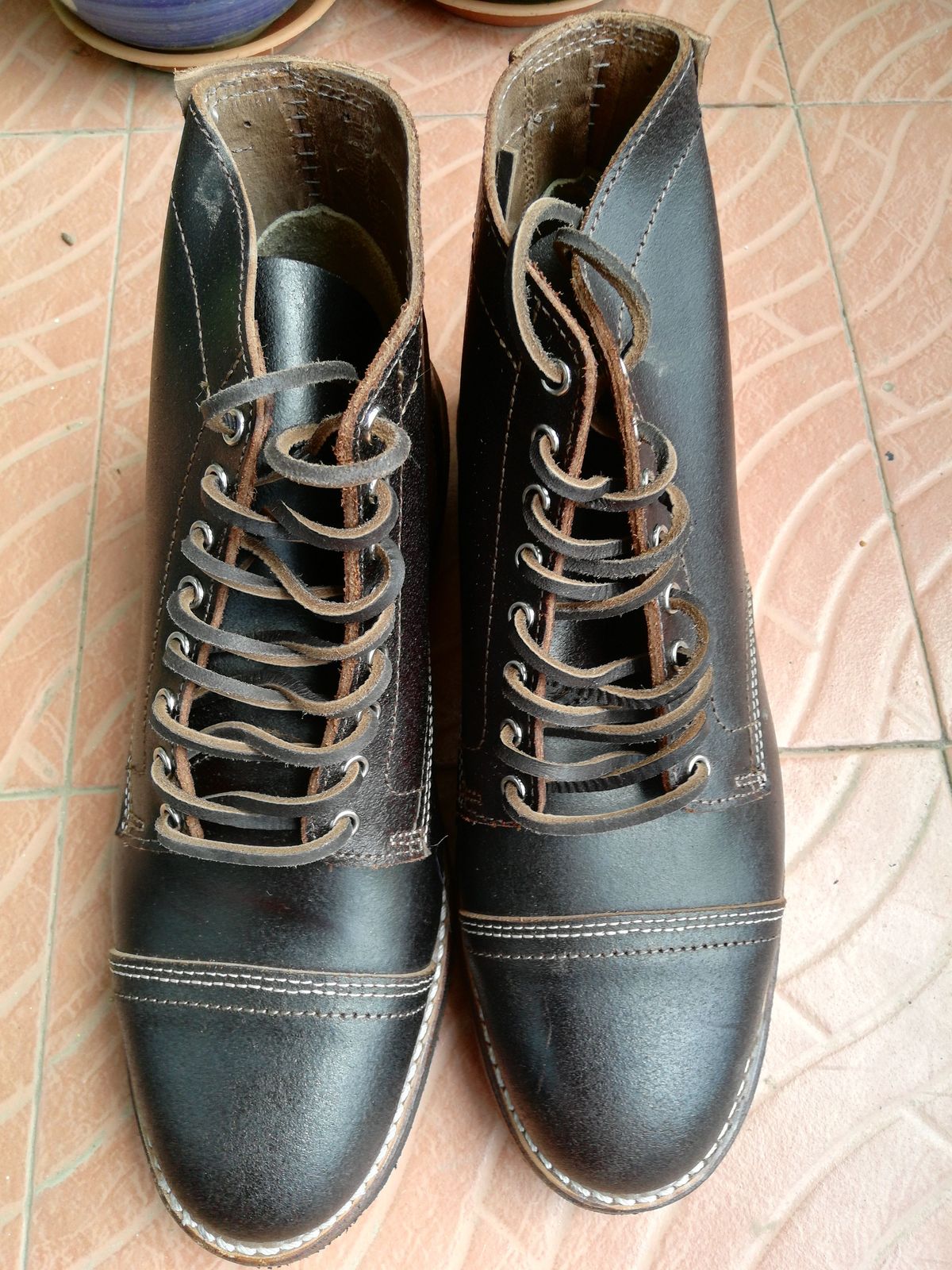 Photo by patinathunderdome on October 2, 2021 of the Thursday Vanguard in Horween Dark Brown Waxed Flesh.