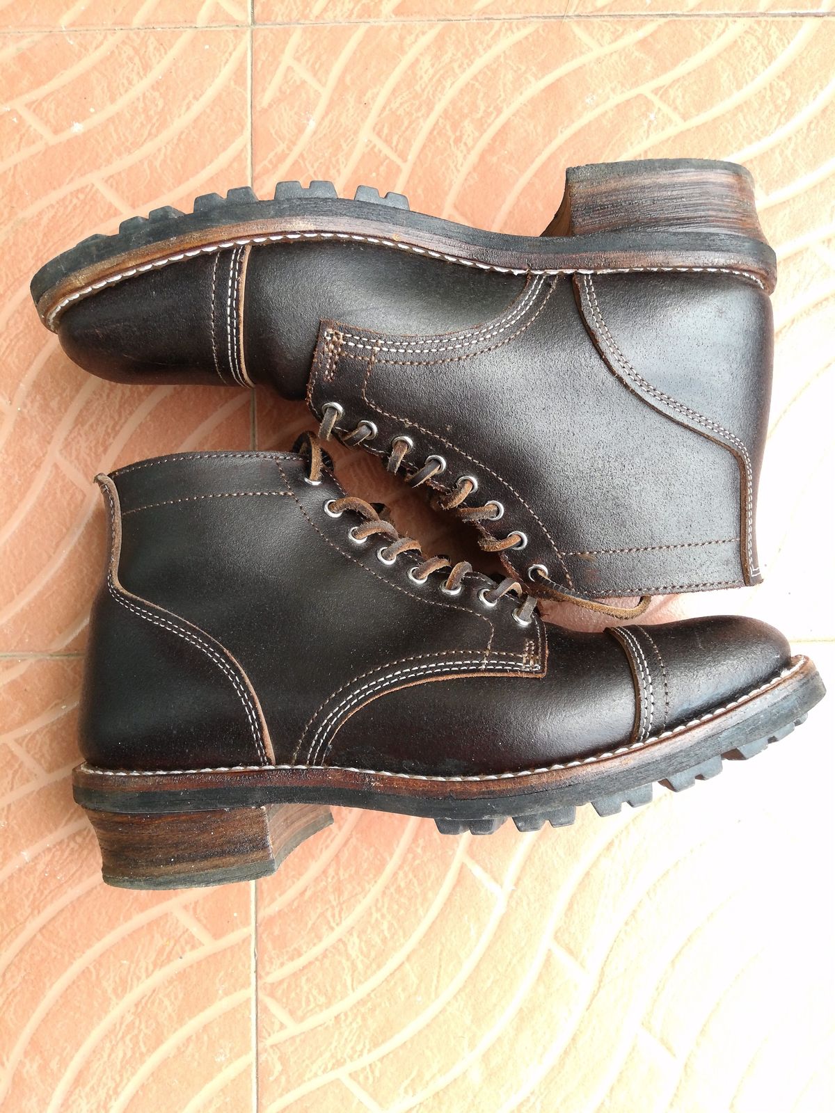 Photo by patinathunderdome on November 5, 2021 of the Thursday Vanguard in Horween Dark Brown Waxed Flesh.